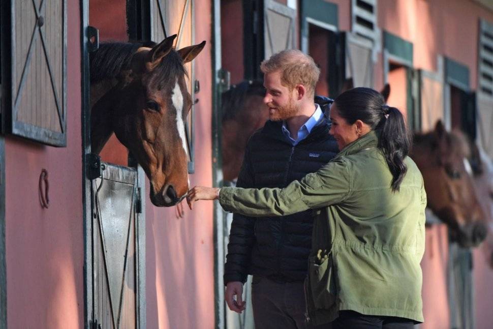 Meghan Markle prefiere ropa oscura para disimular su embarazo Meghan Markle prefiere ropa oscura para disimular su embarazo