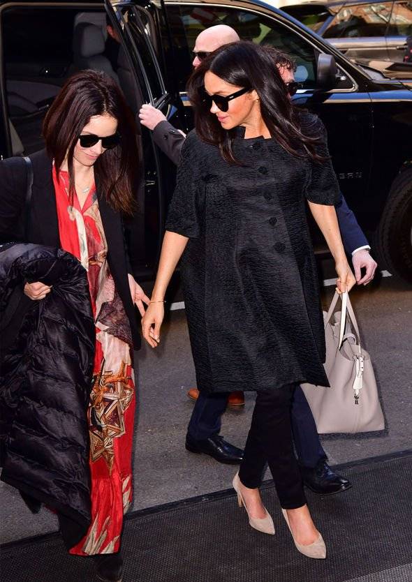 Meghan Markle prefiere ropa oscura para disimular su embarazo Meghan Markle prefiere ropa oscura para disimular su embarazo