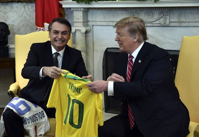 Jair Bolsonaro y Donald Trump intercambian camisetas