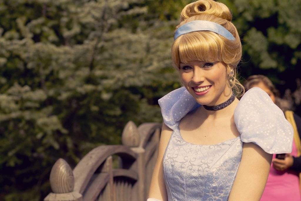 53.000 dólares por un año a niñera que quiera vestirse como princesa de Disney