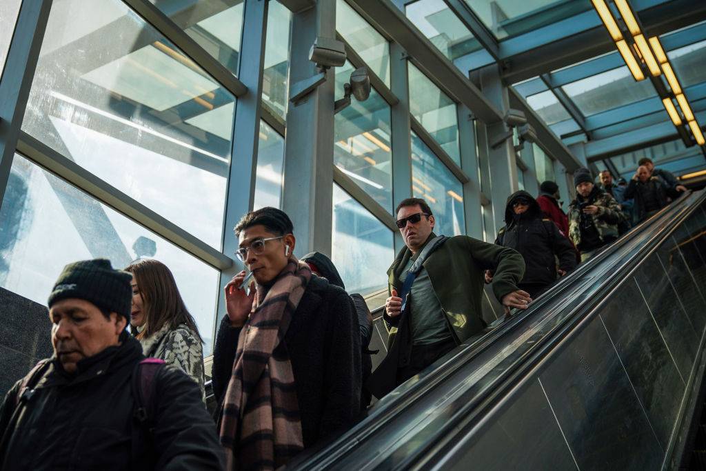 ¿Es mejor subir caminando las escaleras eléctricas o simplemente esperar de pie?