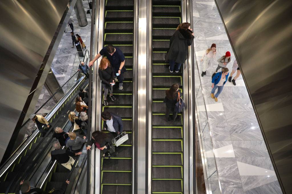 ¿Es mejor subir caminando las escaleras eléctricas o simplemente esperar de pie?