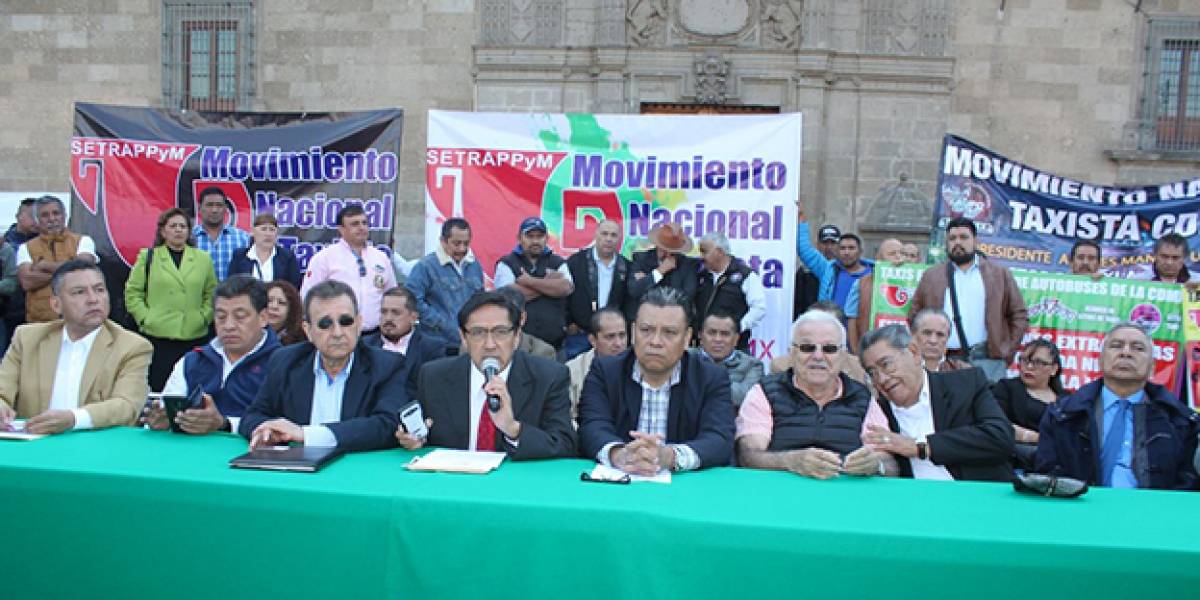 Taxistas en México exigen al gobierno retirar aplicaciones como Uber