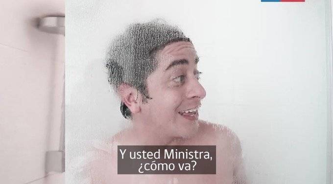 Todo por el agua: La Ministra chilena de Medio Ambiente protagoniza video en la ducha con reconocido actor