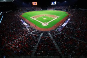 VIDEO: Terrible pelea empaña inauguración del nuevo estadio de Diablos Rojos