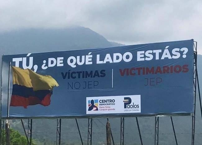 Centro Democrático instala vallas en contra de la JEP y desata polémica en redes sociales
