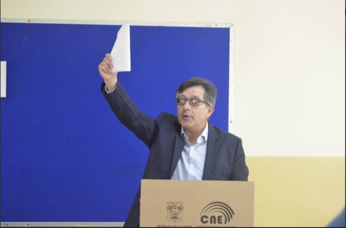 César Montúfar, ejerciendo su derecho al voto