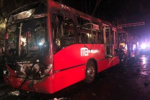 https://www.publimetro.com.mx/mx/noticias/2019/03/25/incendio-consume-unidad-del-metrobus-la-linea-2.html