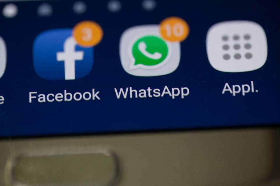 Por qué motivos WhatsApp y Facebook pueden bloquear tu cuenta