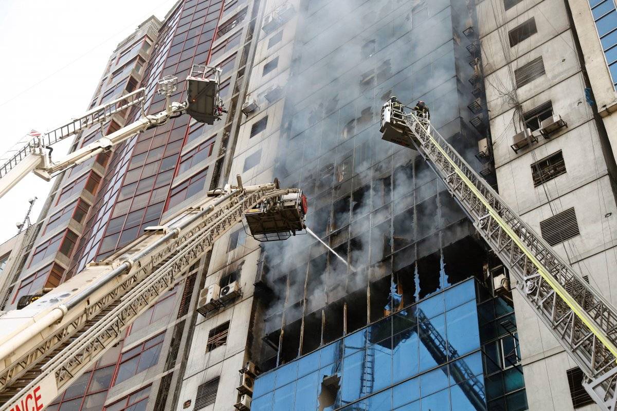Grave incendio en un rascacielos de Bangladesh deja más de 25 muertos y 73 heridos