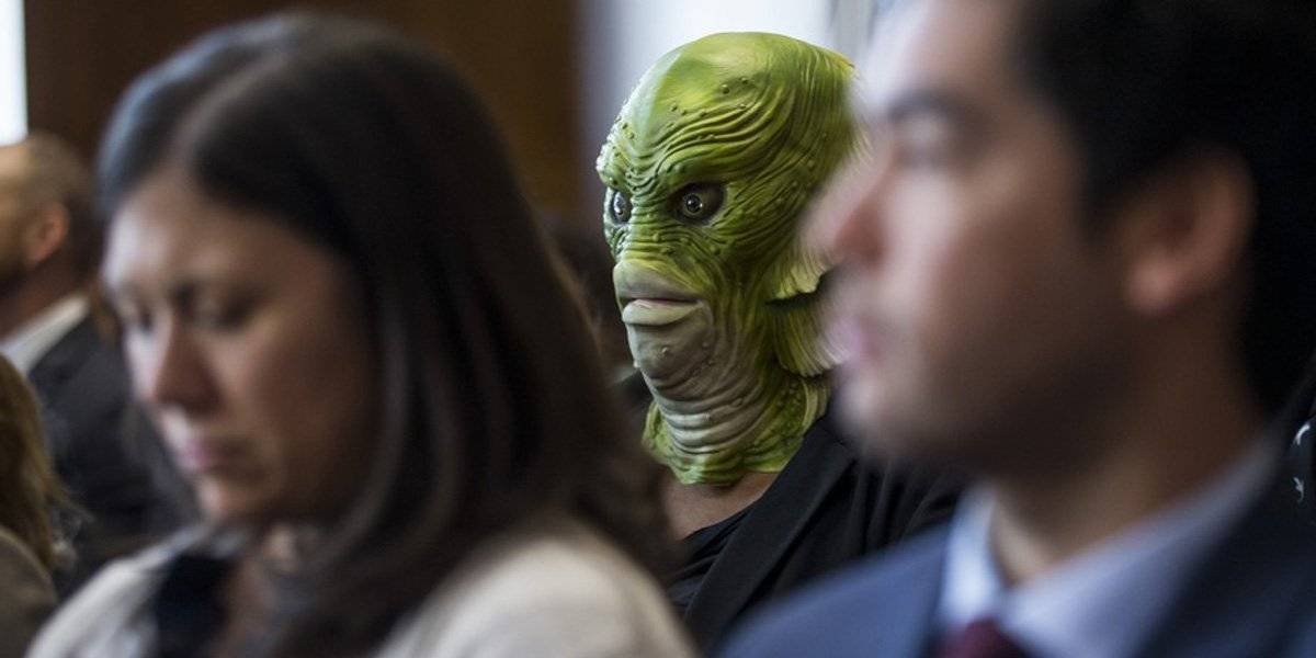 Monstruo del Pantano va a protestar al Senado contra Trump