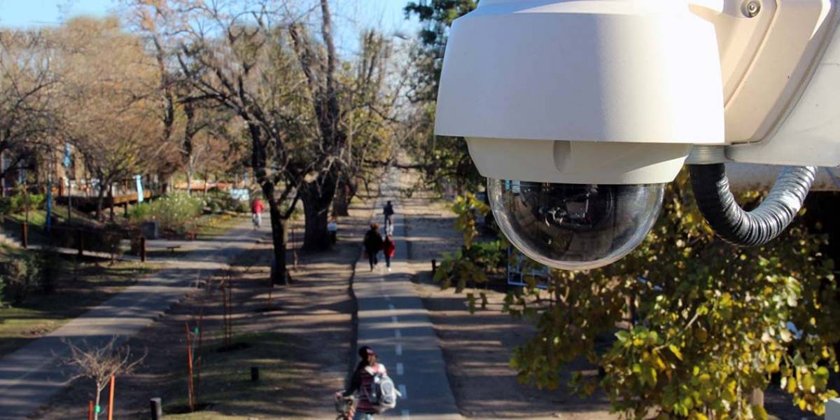 Vecina de Quintero exige acciones legales contra cámara de vigilancia que espió su vida privada