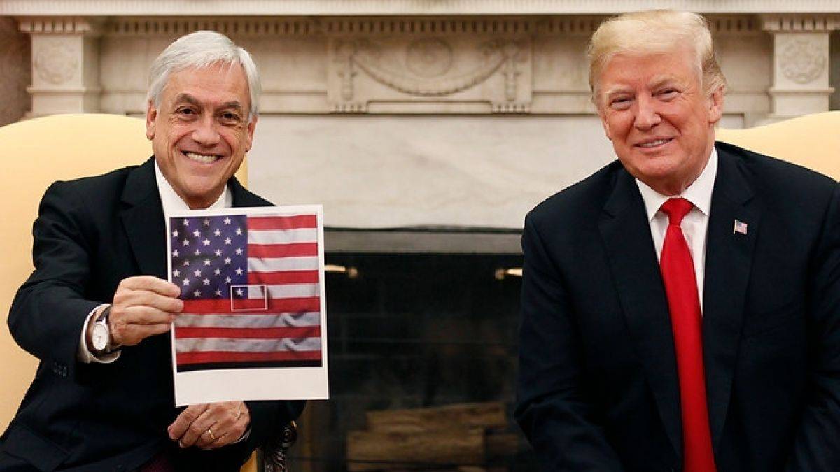 Insólito: Presidente Piñera le regala un cuadro con su propio meme a Usain Bolt