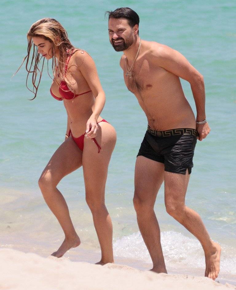Alexa Dellanos y su novio