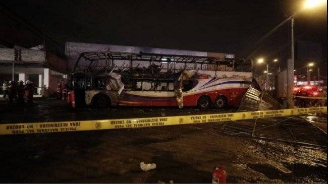 Perú: Veinte personas murieron en incendio de bus