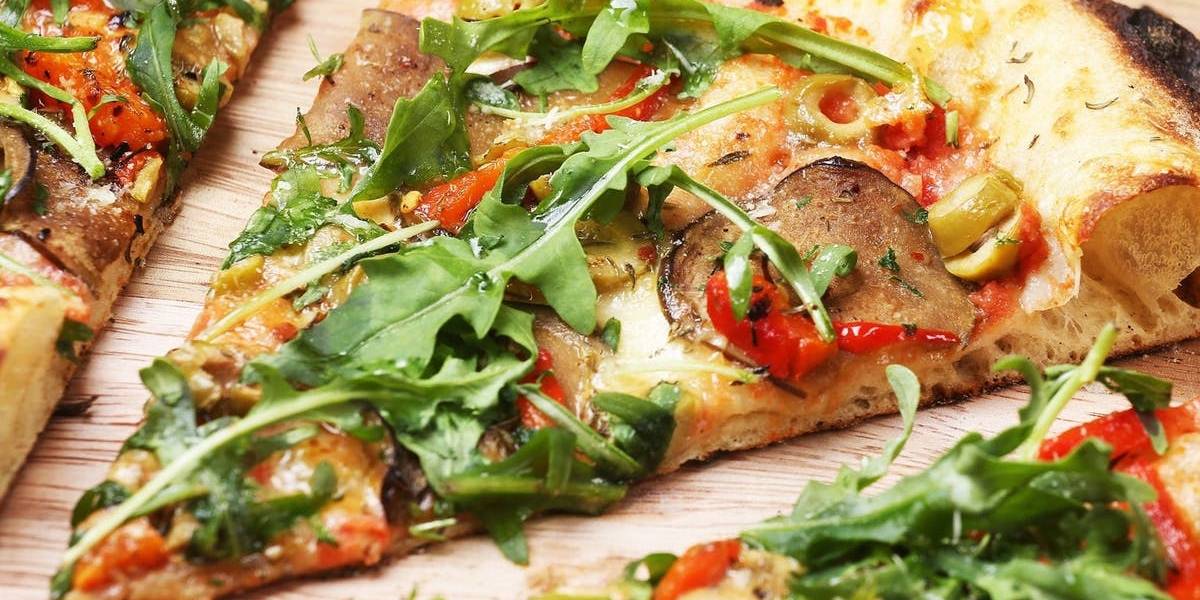 Parece chiste, pero no: Multimillonarios nigerianos están ordenando pizza a Londres para que se las lleven en avión