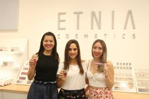 Kristy Tory, Gerente de Marketing, Andrea Navarrete, Imagen de la Marca y María del Carmen Auz, Líder de Marca Etnia Cosmetics.