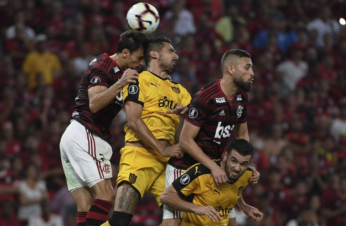 Hinchas de Peñarol y Flamengo
