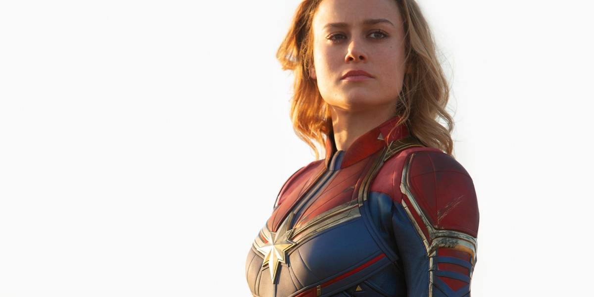 Construyen una figura tamaño real de la Capitana Marvel hecha de piezas de LEGO