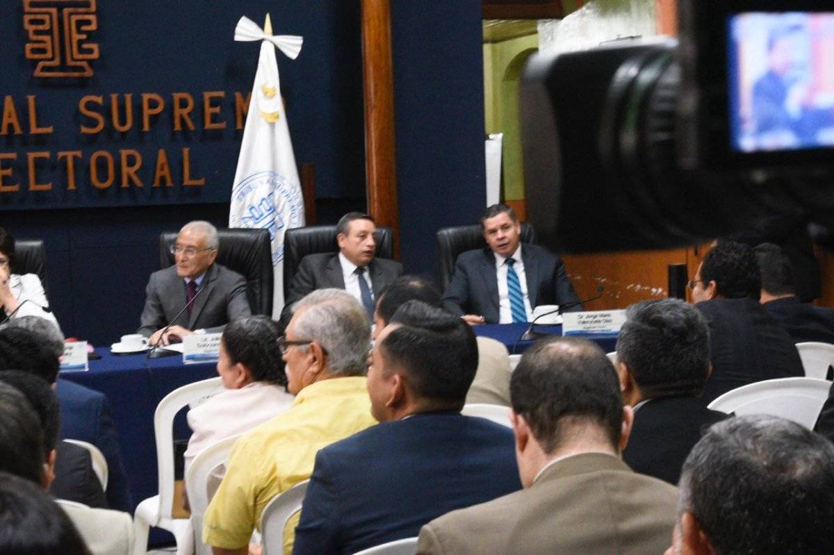 reunión de fiscales de partidos políticos con magistrados del TSE