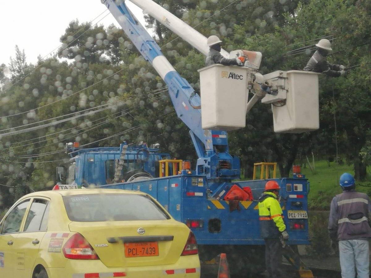 Tráfico en la Mariscal Sucre por poste caído