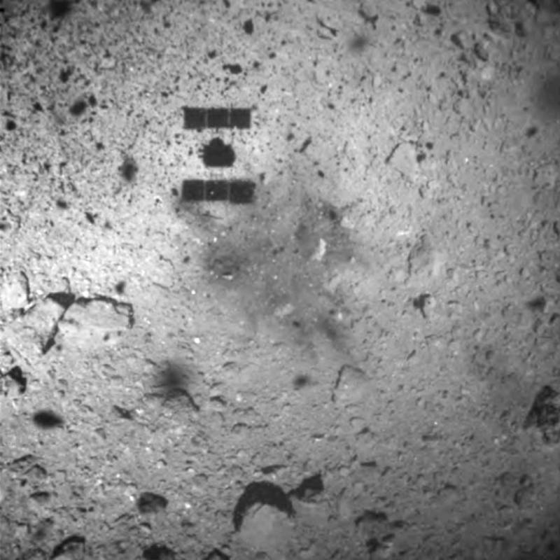 Imagen del 22 de febrero de 2019, difundida por la Agencia de Exploración Aeroespacial de Japón, se observa la sombra de la nave espacial Hayabusa2 después de llegar con éxito al asteroide Ryugu.