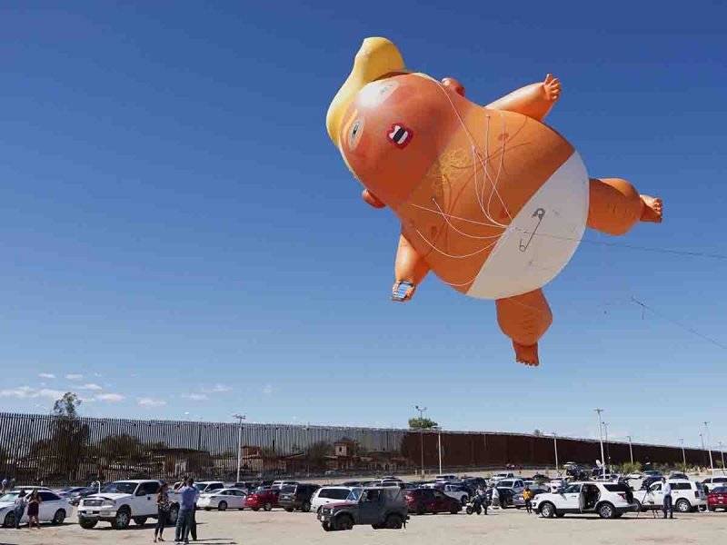 "Baby Trump" sobrevuela la frontera de México y Estados Unidos