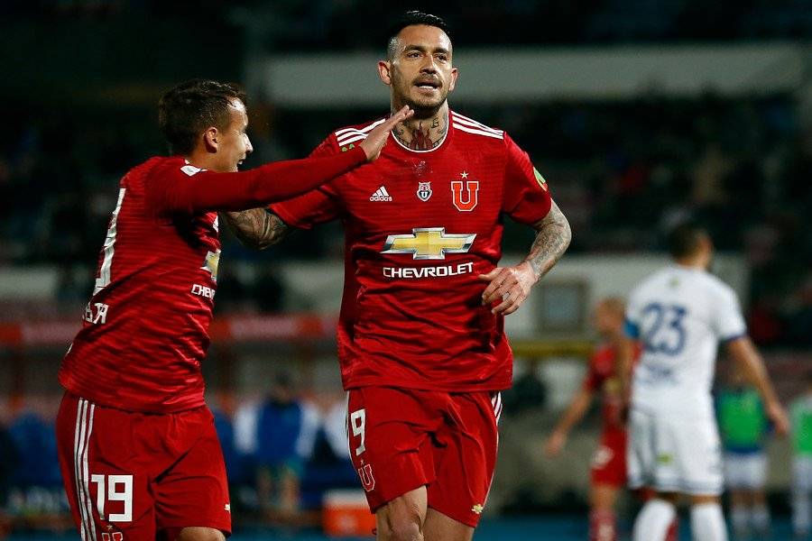 Mauricio Pinilla celebrando su gol ante Colchagua por la U. Era su última anotación / Foto: Photosport