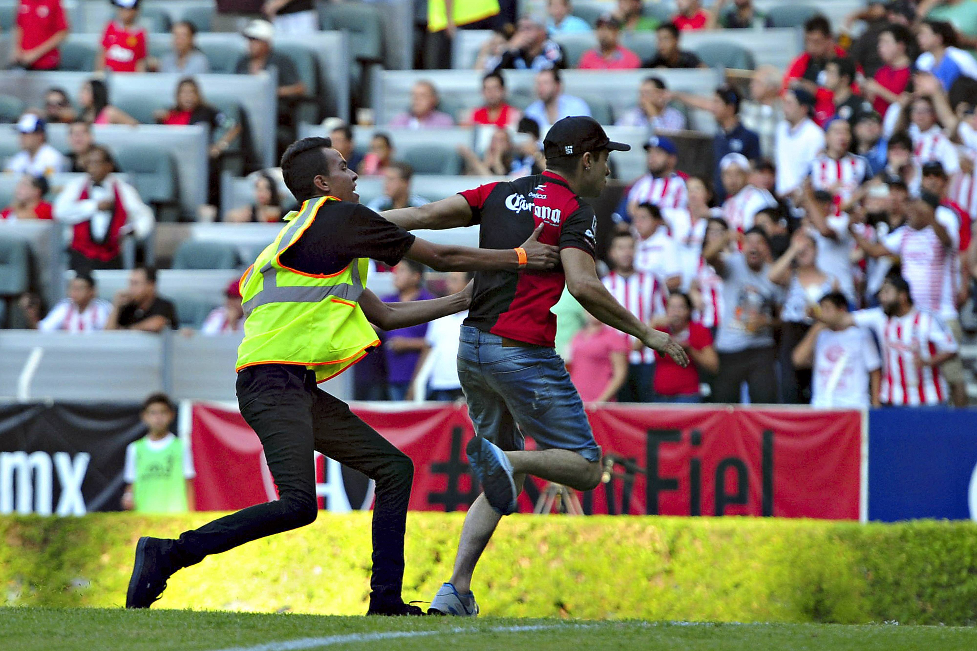 Afición invade la cancha