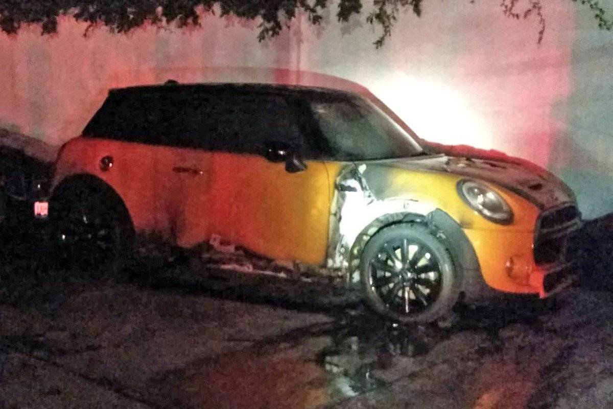 Comando incendia lote de autos en Guadalajara, dejan mensajes del crimen organizado