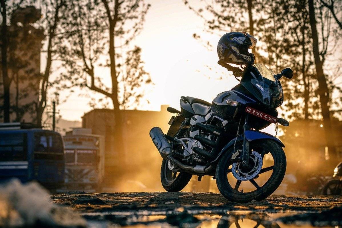 Motocicleta en clima templado