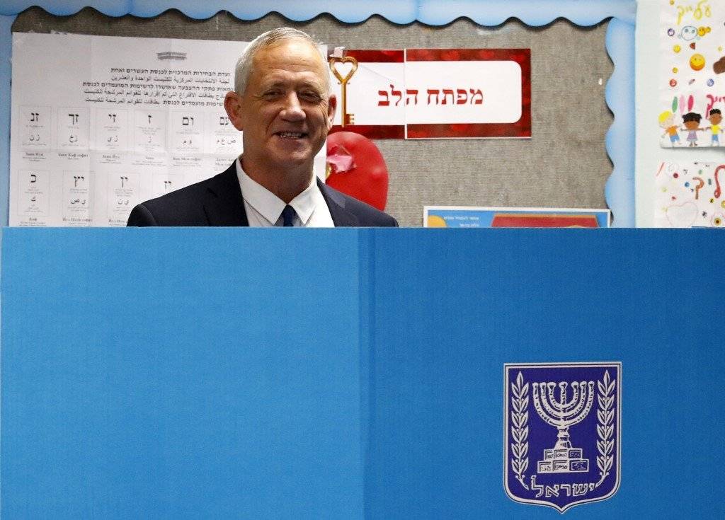 Benny Gantz votando en Israel