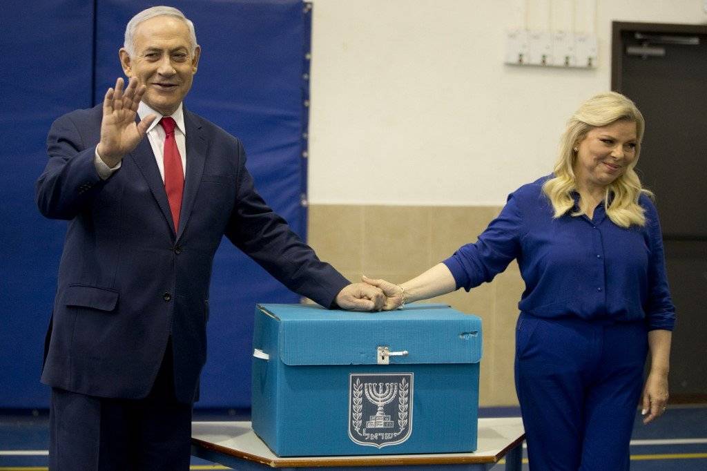 Benjamin Netanyahu vota en Israel