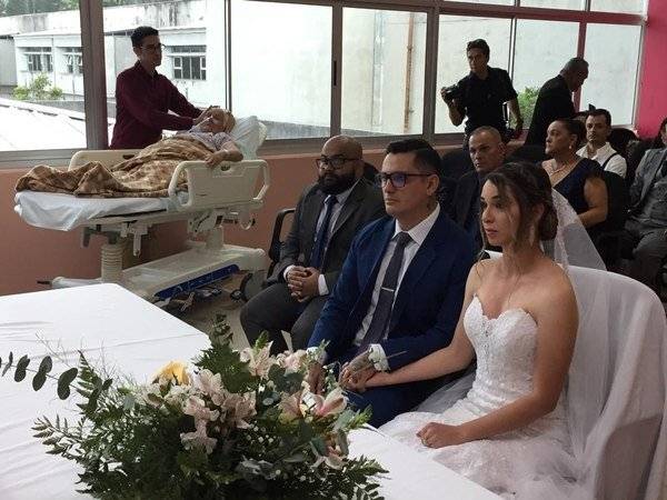 Pareja se casa en hospital