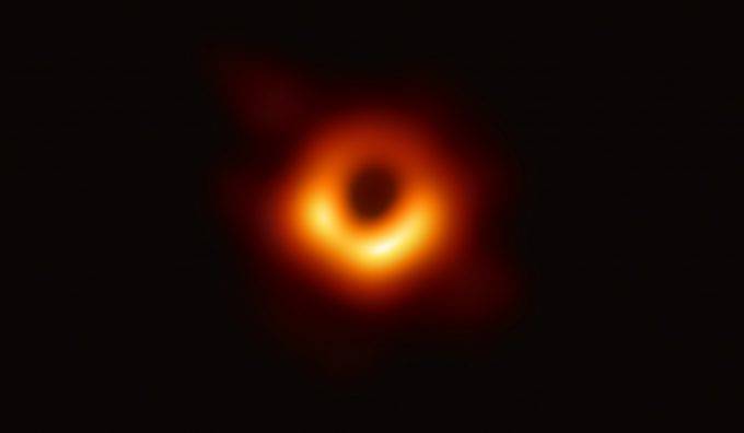 Katie Bouman: Conoce a la famosa ingeniera que revienta Internet por crear algoritmo para tomar la foto del agujero negro Katie Bouman: Conoce a la famosa ingeniera que revienta Internet por crear algoritmo para tomar la foto del agujero negro