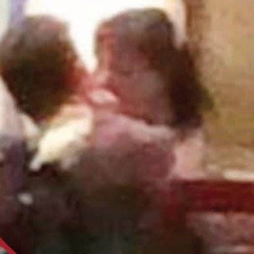 Natalia Téllez besando a Gonzalo Vega