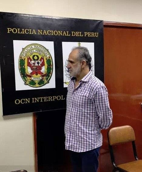 Ramiro Gonzáles con la Policía de Perú