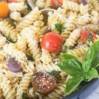 Receta de pasta fría con salsa de ajo y vegetales