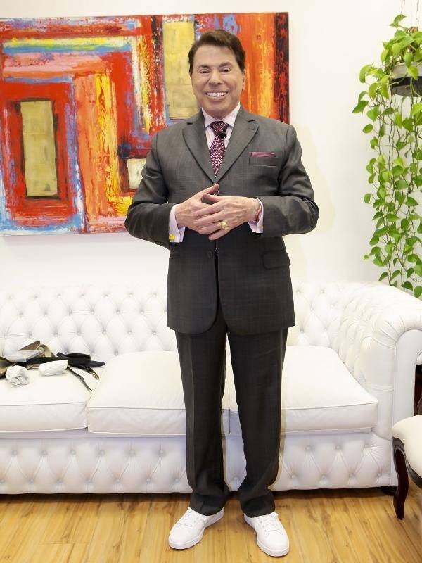 Silvio Santos de terno e tênis