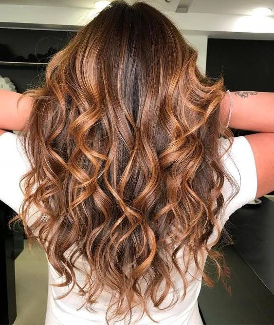 Qué color de cabello le queda a una morena