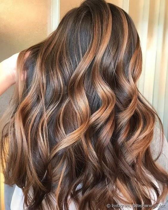 Qué color de cabello le queda a una morena