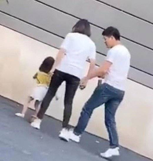 Crudas imágenes: madre patea a su hija de 3 años por "posar mal" en sesión de fotos