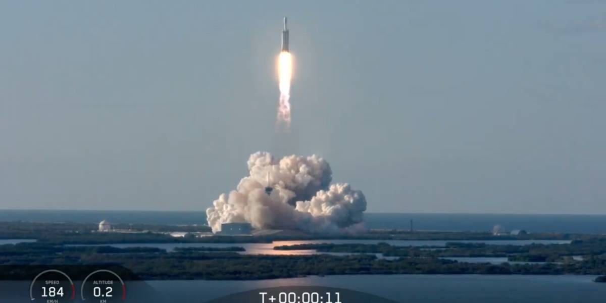 La primera misión comercial del cohete Falcon Heavy de SpaceX fue un éxito
