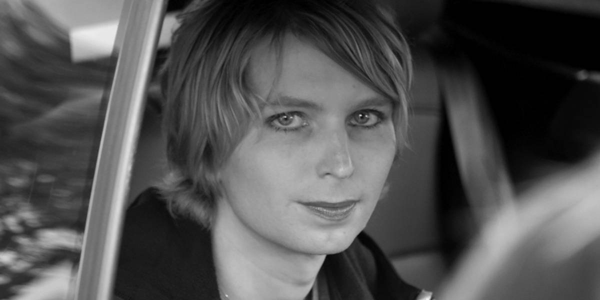 Chelsea Manning sacó el habla tras la detención de Julian Assange y pide ser liberada