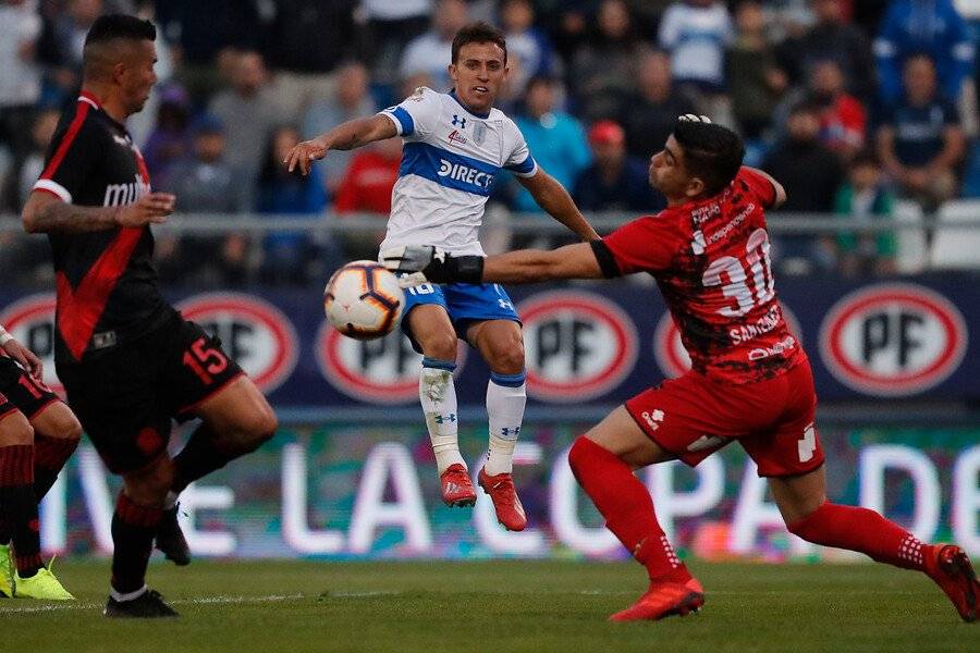 Luis Santelices fue figura en el empate sin goles entre la UC y Curicó / Foto: Photosport