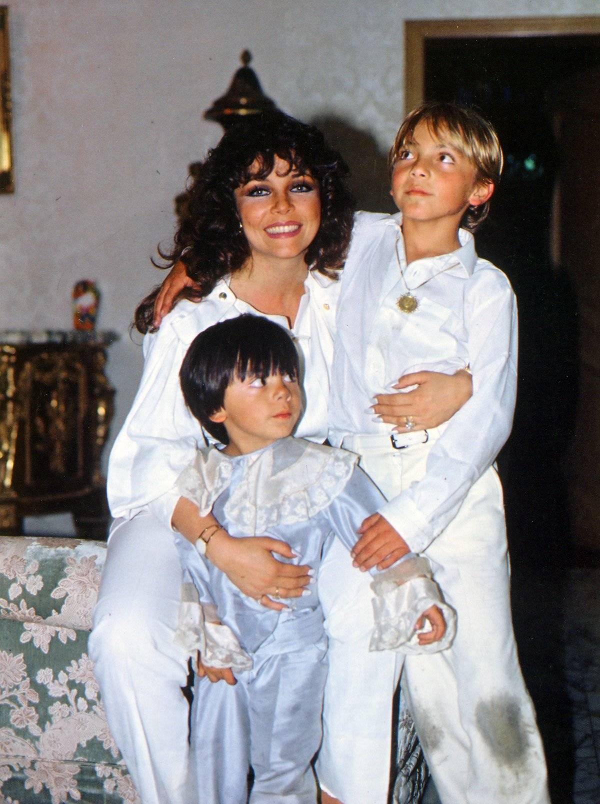 Verónica Castro y sus hijo