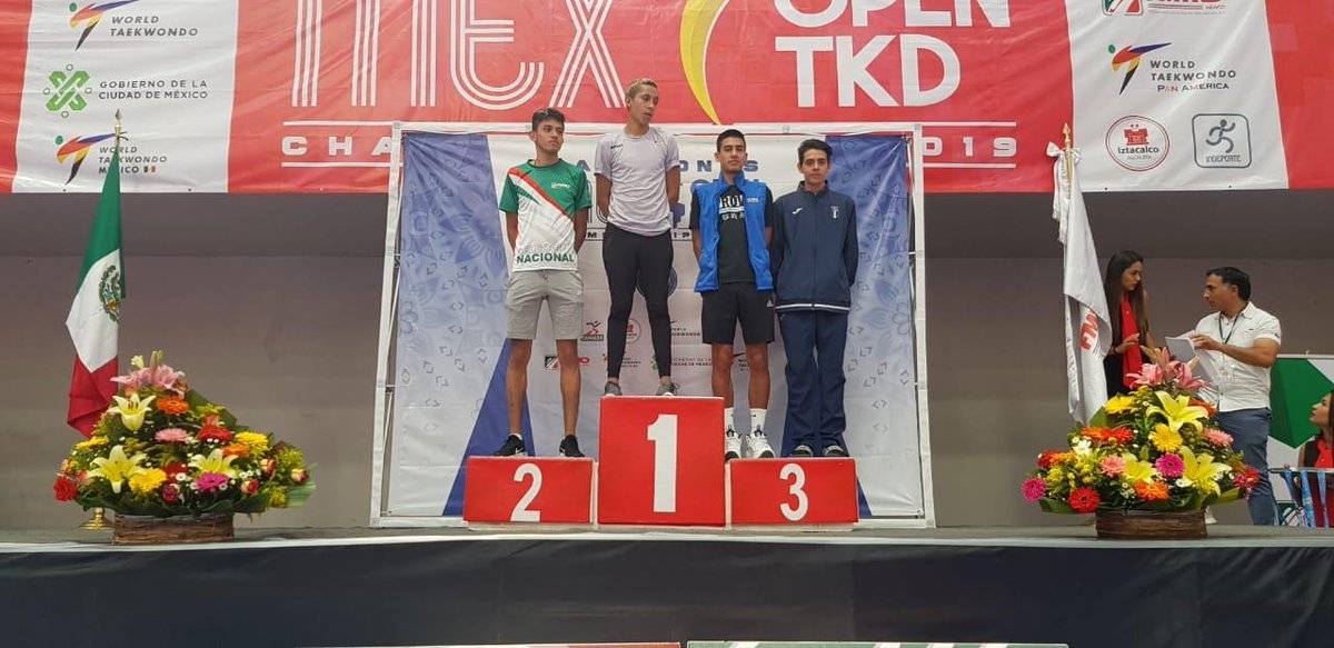 Rafael González y su medalla en el taekwondo