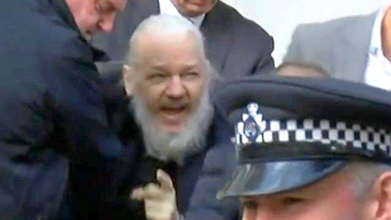Ministro de Rusia cree que Julian Assange está sufriendo torturas en la cárcel Ministro de Rusia cree que Julian Assange está sufriendo torturas en la cárcel