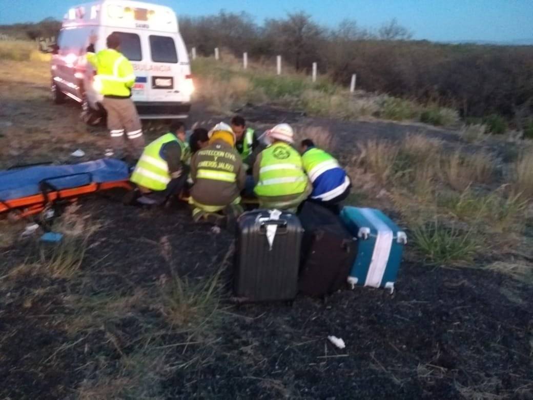 Autobús colisiona contra camión estacionado, un muerto y 14 heridos