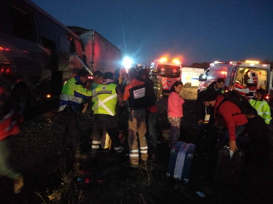 Autobús colisiona contra camión estacionado, un muerto y 14 heridos